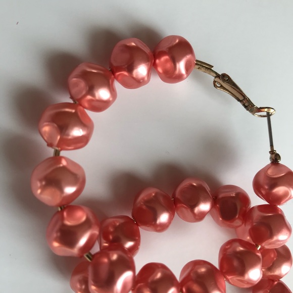 Party and outing faux pearl loop earrings on peach color. - Picture 3 of 3